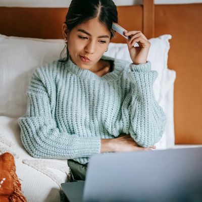 Fille qui est devant son ordinateur souriante Fille qui est devant son ordinateur souriante
